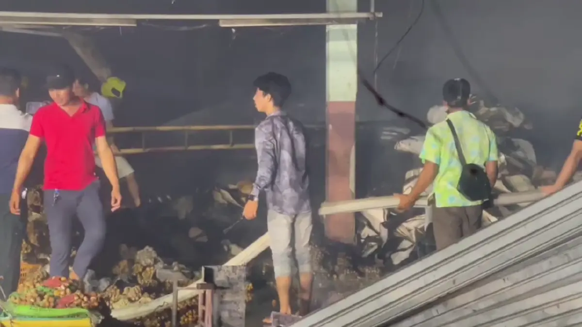 ไฟไหม้ล้งผลไม้จันทบุรี ลามบ้านพักแรงงานกัมพูชาวอด 2 ชม.จึงคุมเพลิงได้