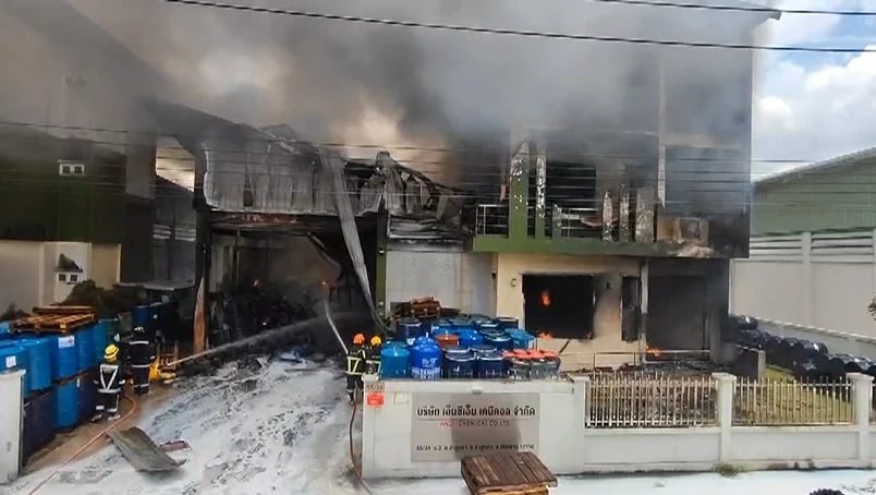 ระทึก! ไฟไหม้โรงงานผลิตกาว ลามติดโรงงานเศษกระดาษ ย่านลำลูกกา วอดทั้งคู่