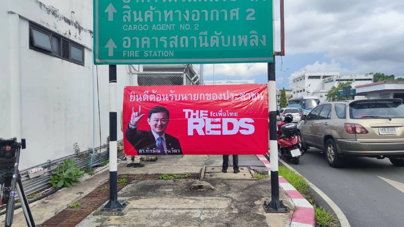 คนเสื้อแดง แห่ติดป้ายต้อนรับ “ทักษิณ” กลับไทยรอบสนามบินดอนเมือง