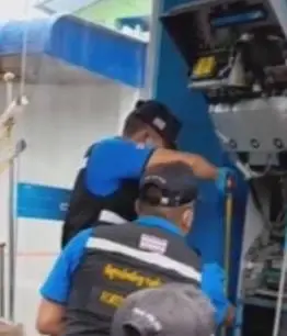 เจ้าหน้าที่พิสูจน์หลักฐานเข้าตรวจสอบที่เกิดเหตุ