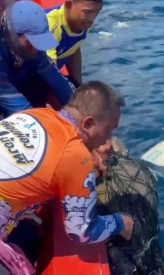 นักตกปลา เผยคลิปช่วยชีวิต "เต่าทะเล" ติดขยะซากอวนประมง