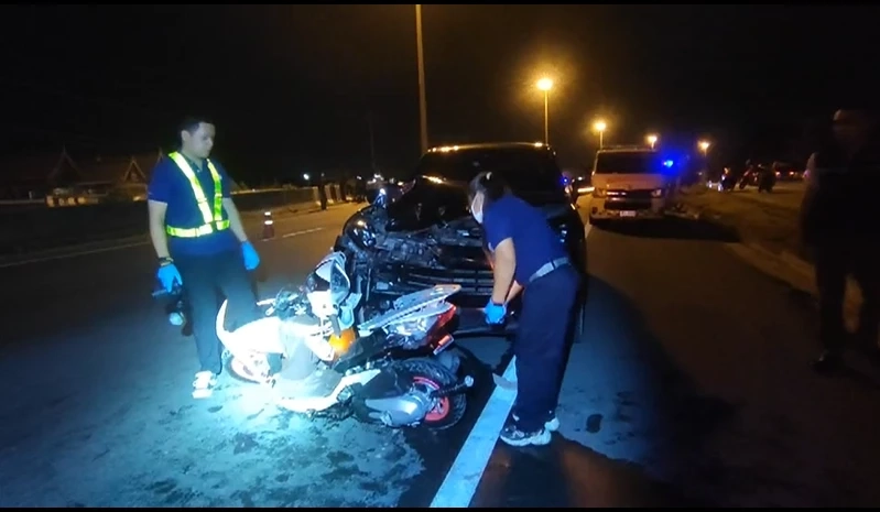 สลด! เด็กแว้นปทุม ซิ่งรถหนี ตร. ถูกหนุ่มจีนควบ "Porsche" หรู ขยี้ดับคาถนน