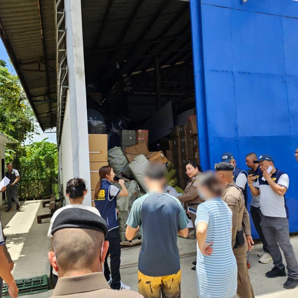 ตร.บุกทลายโกดังสินค้าหนีภาษีของนายทุนจีน ยึดของกลางกว่าแสนชิ้น