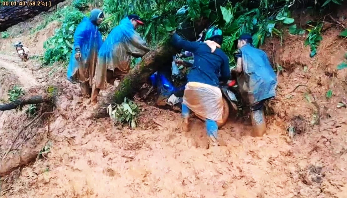 รับน้องครูใหม่ "กลอเซโล" ลุยฝ่าดินโคลนสุดโหด แค่ 20 กม. ล่อไปหลาย ชม. (มีคลิป)