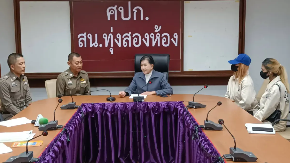 "ปวีณา" พา "ชมพู่" ให้ปากคำตำรวจเพิ่ม แจงปมบุกรุกห้องอดีตสามี