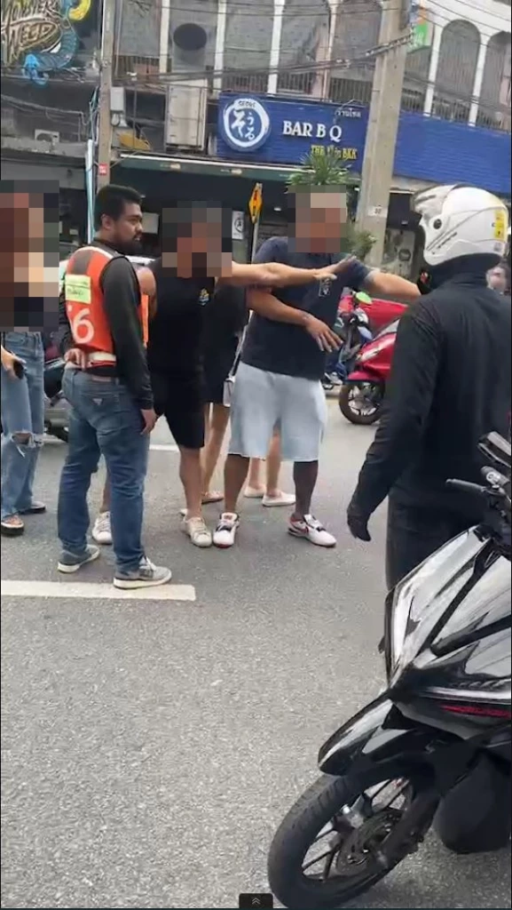 แจ้งข้อหา หนุ่มซิ่งเบนซ์ เมากร่างชักปืนขู่-ทำร้ายวิน จยย. กลางซอยทองหล่อ