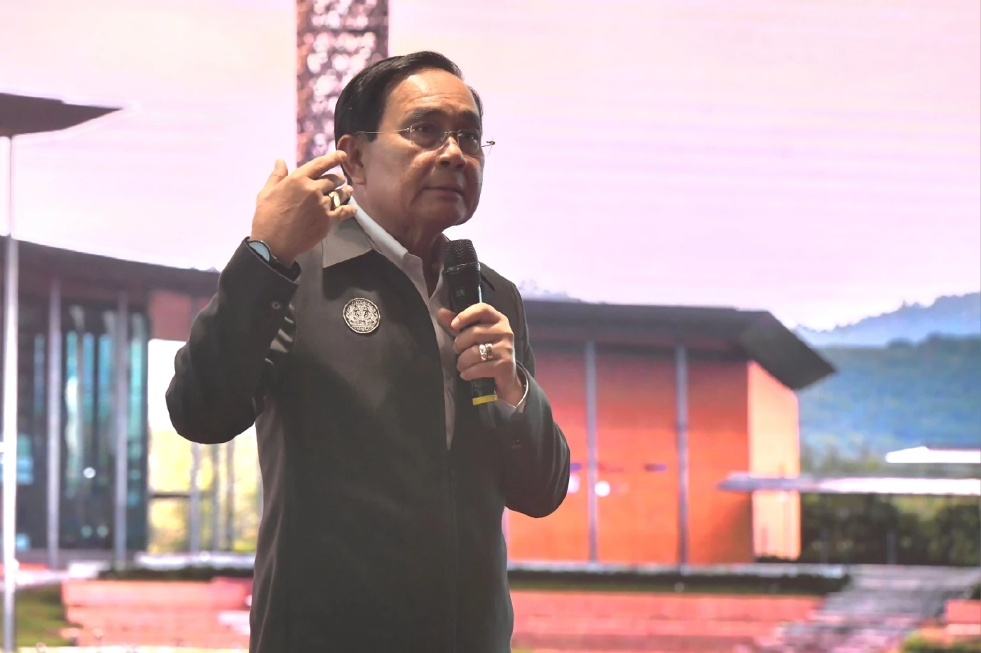 รัฐบาล โต้ เพื่อไทย "พล.อ.ประยุทธ์" ยึดกม.ปัดใช้การเมืองนำ แต่งตั้งโยกย้ายขรก.