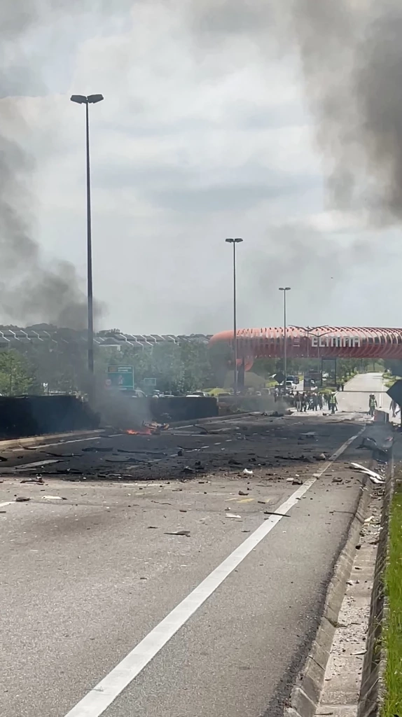 เครื่องบินเล็กตกลงกลางถนนในมาเลเซีย ดับ 10 ราย