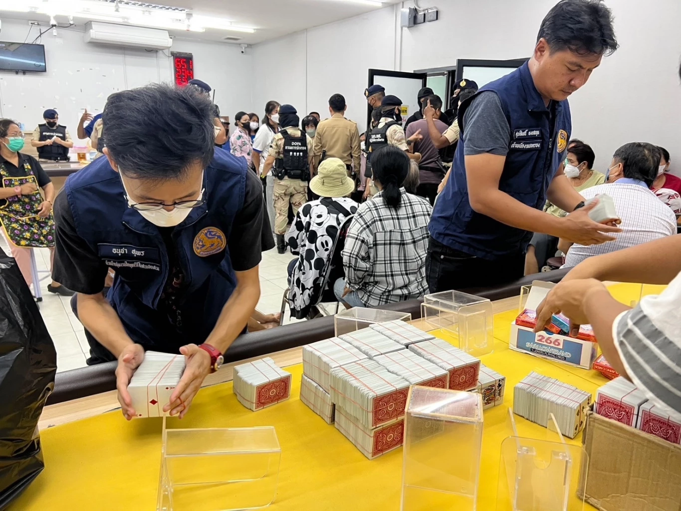 เปิดคลิป ฝ่ายปกครอง บุกทลาย "บ่อน" กลางเมืองเชียงใหม่ รวบผีพนันนับร้อย