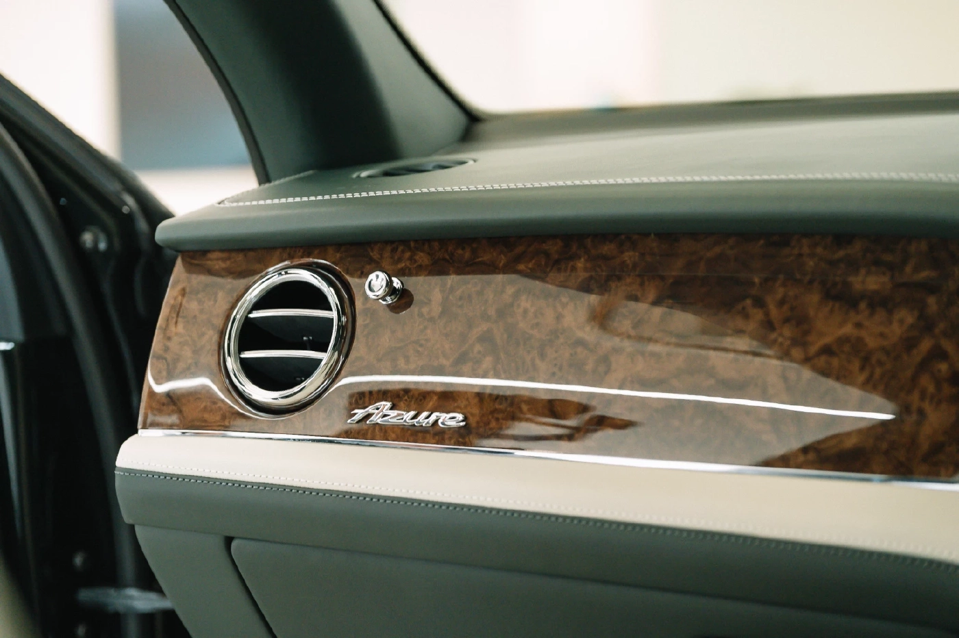 เริ่มต้น 22.6 ล้าน BENTAYGA EWB AZURE  อัครยนตรกรรมเอสยูวีสุดหรูของเบนท์ลีย์