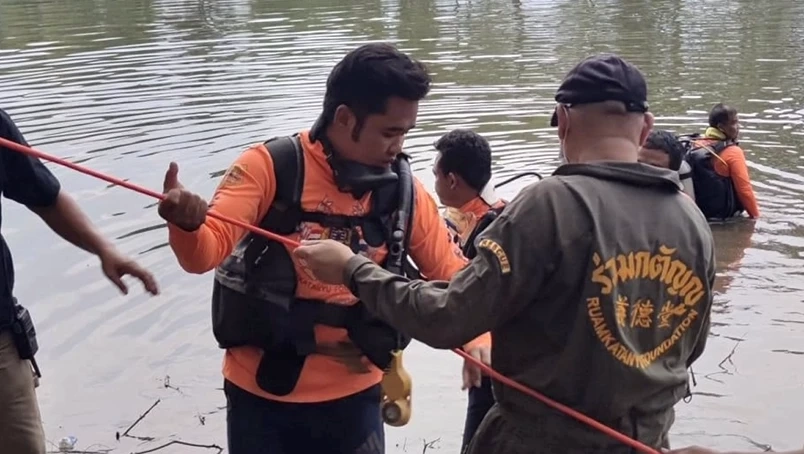 สลด! คลิปนาทีชีวิต สาวใหญ่แม่ค้าผัก เดินลงน้ำจบชีพตนเอง คนเห็นช่วยไม่ทัน