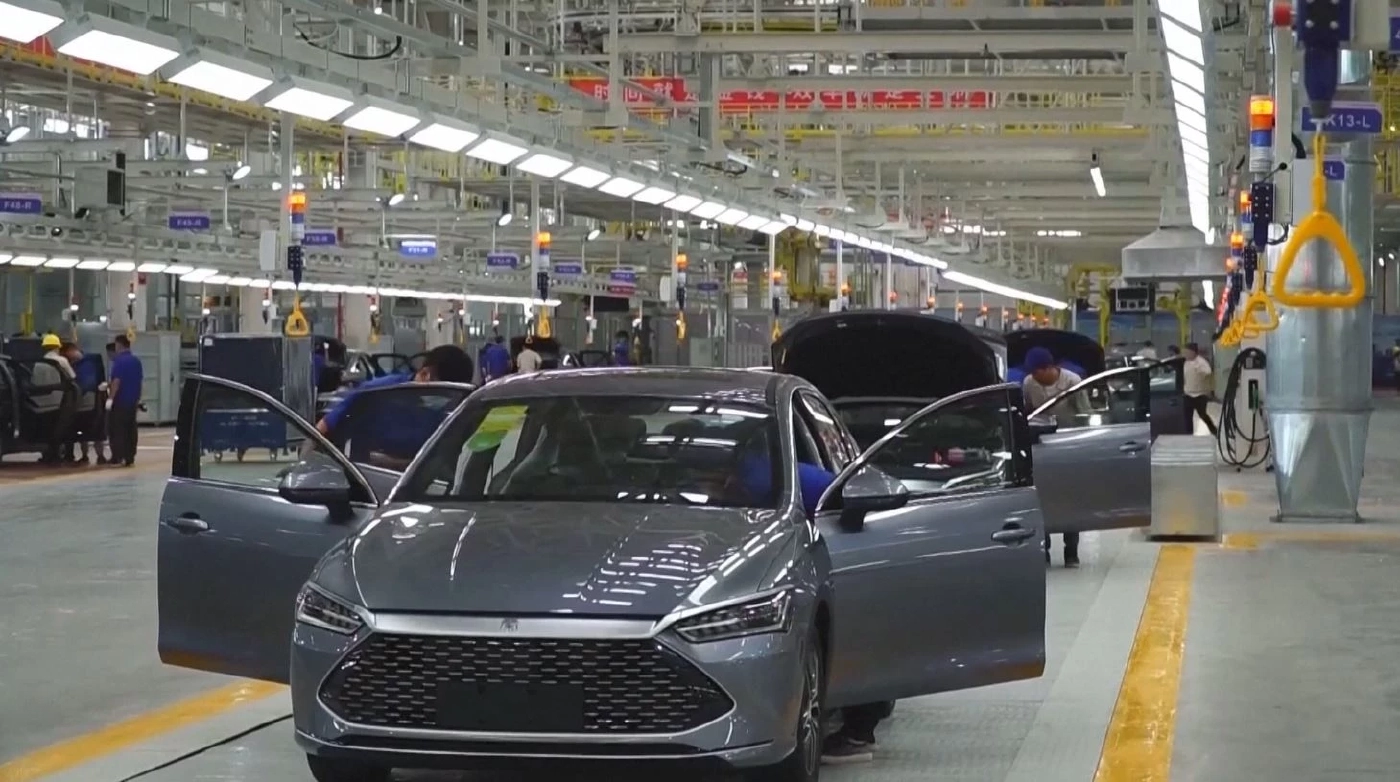 จีนขาดแคลนช่างซ่อมรถยนต์ไฟฟ้านับล้านคน (คลิปข่าว)