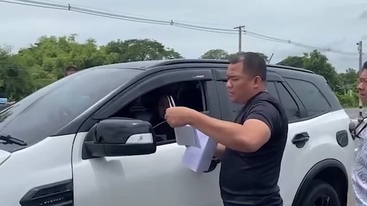 เปิดคลิป ล็อกตัว"เสี่ยเต้นท์รถ" หลอกเชิดรถ 200 คดี ชาวบ้านบุกค้านประกันตัว