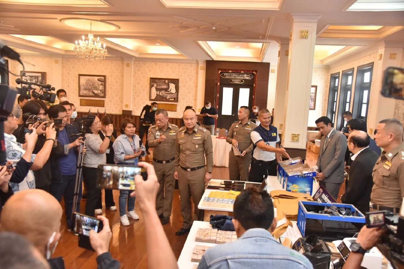 ตร.-กองสลากฯ บุกทลายขบวนการขายลอตเตอรี่เงา พบเงินหมุนเวียนพันล้าน