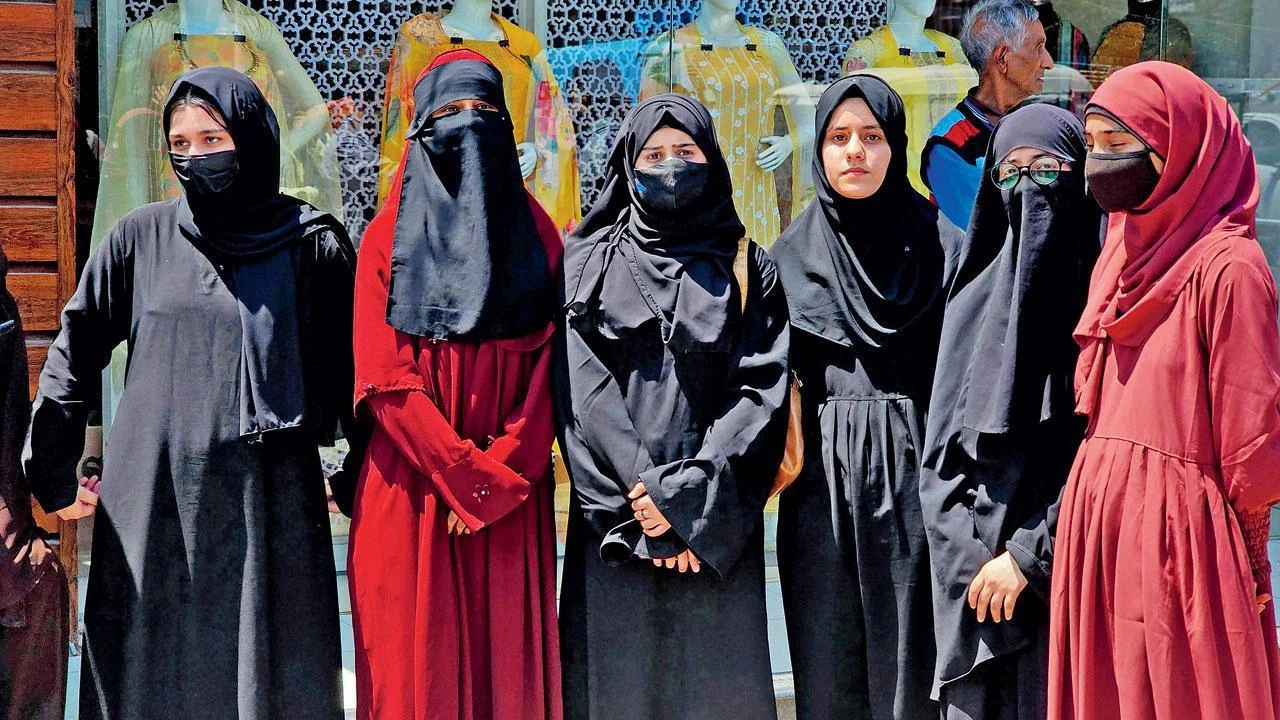 ฝรั่งเศสจะแบน "อาบายะห์" ของมุสลิมในโรงเรียน