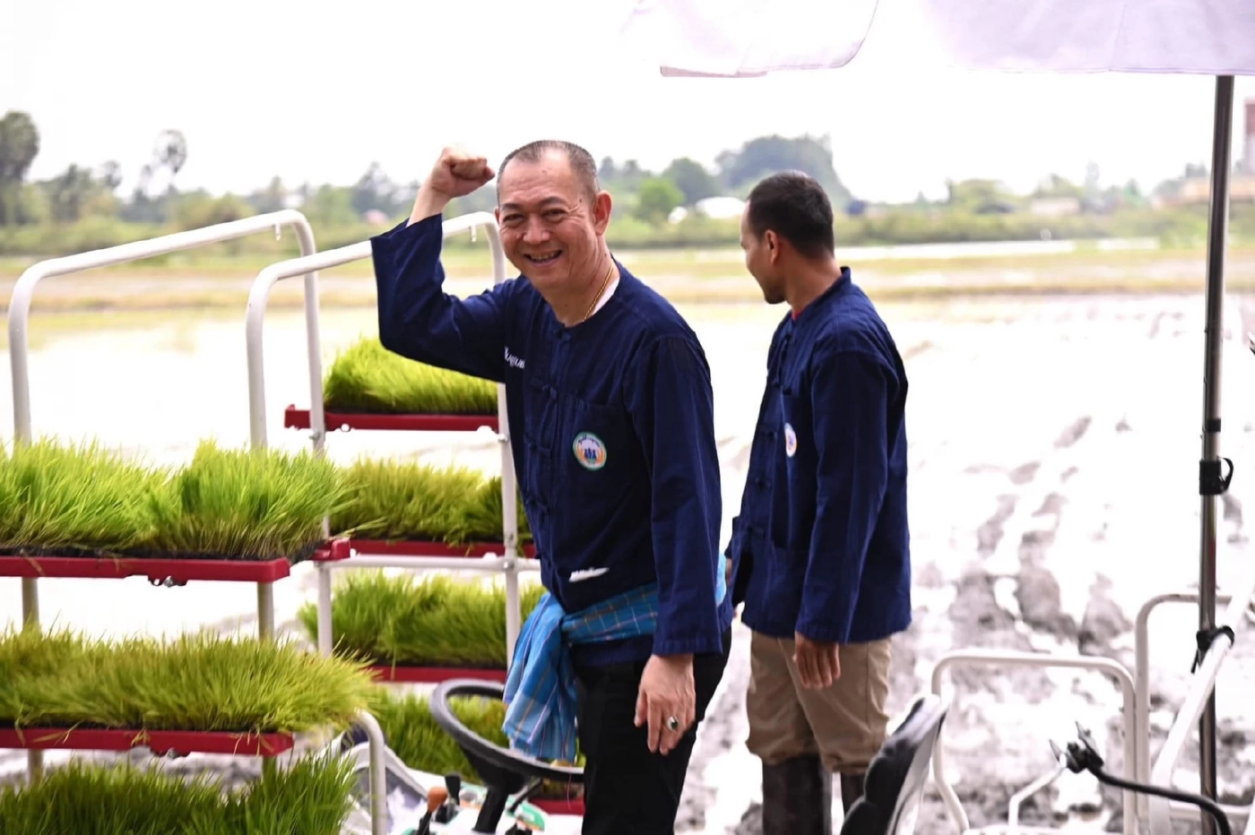 เฉลิมชัย ศรีอ่อน  รมว.เกษตรและสหกรณ์ จากพรรคประชาธิปัตย์ 