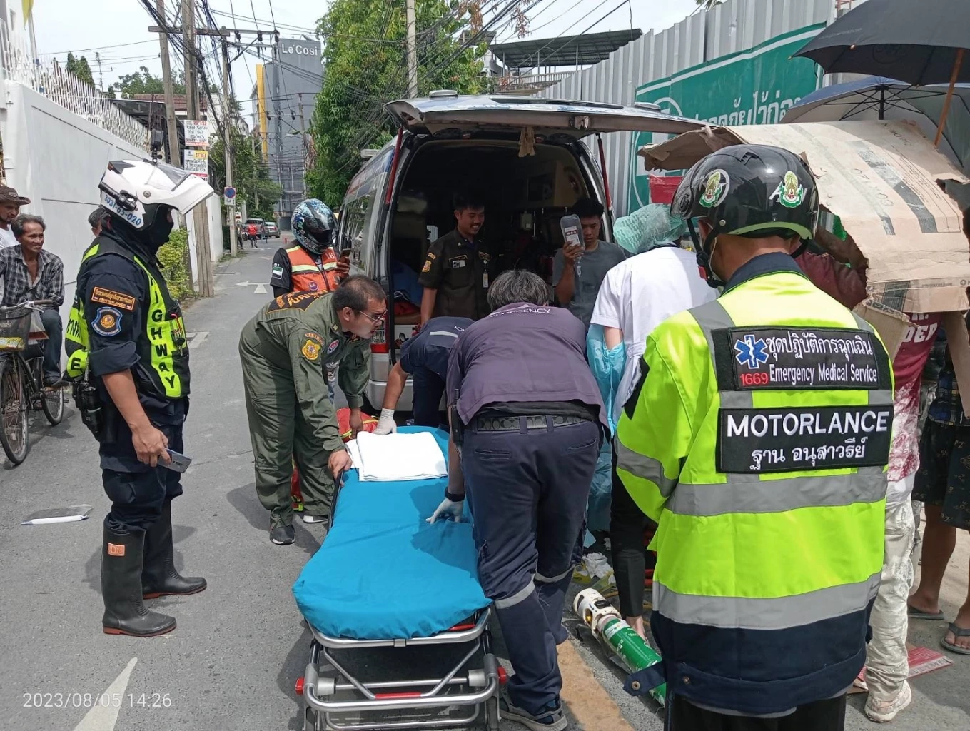 ลูกคนงานก่อสร้าง ถูกไฟดูดตกสระน้ำ แม่-อา ลงไปช่วย โคม่า 3 ราย