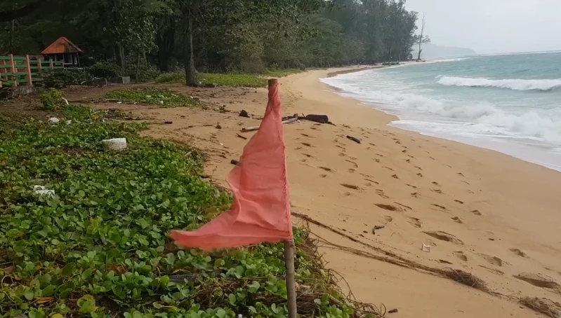 เจ้าท่าภูเก็ต สั่งฟันเรือท่องเที่ยว 2 ลำ ขัดคำสั่งเดินเรือช่วงคลื่นลมแรง