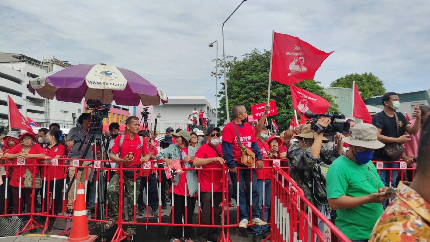 มวลชนดีใจเห็น “ทักษิณ” กลับถึงประเทศไทย ทยอยเคลื่อนตามขบวนไปศาล