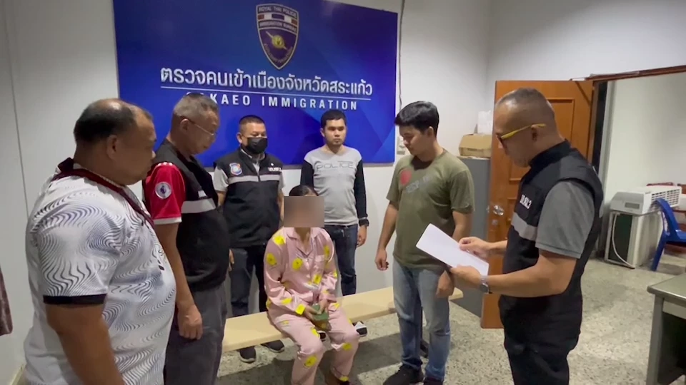 รวบสาวแก๊งคอลเซ็นเตอร์ คาด่านตม. เอี่ยวหลอกเหยื่อ คดีปลิดชีพลูกเมีย 3 ศพ