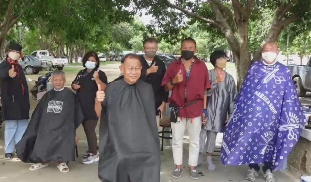 ยกนิ้วให้เลย! กลุ่มตำรวจนักไถ เปิดท้าย จยย. ตัดผมให้ ปชช.-นทท. ฟรี