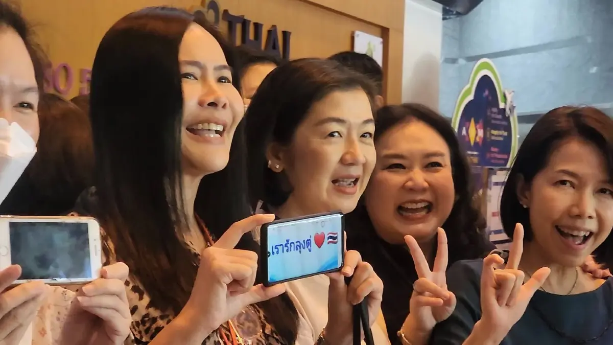 พนักงานการบินไทย มาให้กำลังใจ นายกฯ 