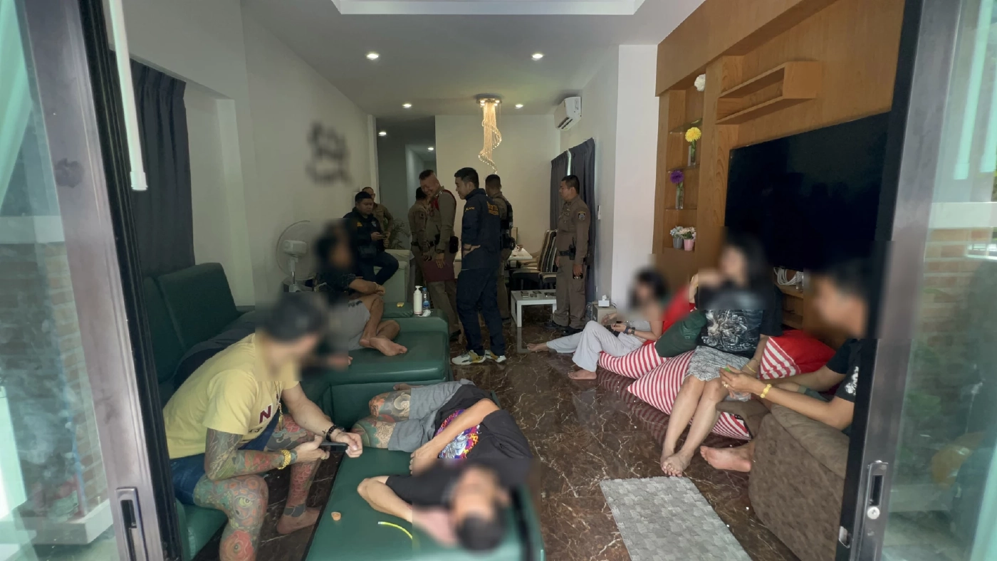 2 แก๊งวัยรุ่น ยิงปืนสนั่นพูลวิลล่า ตร.บุกค้นเจอฉี่ม่วงเพียบ