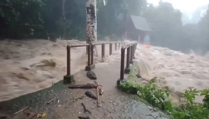 นาทีน้ำป่า ไหลทะลักน้ำตกเขาชะเมา