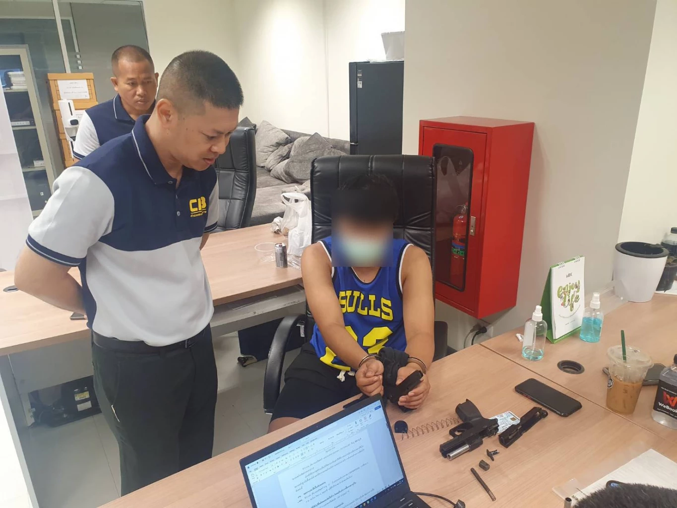 รวบแอดมินกลุ่มไลน์ ขายปืนเถื่อน พบเงินหมุนเวียนกว่าครึ่งล้าน