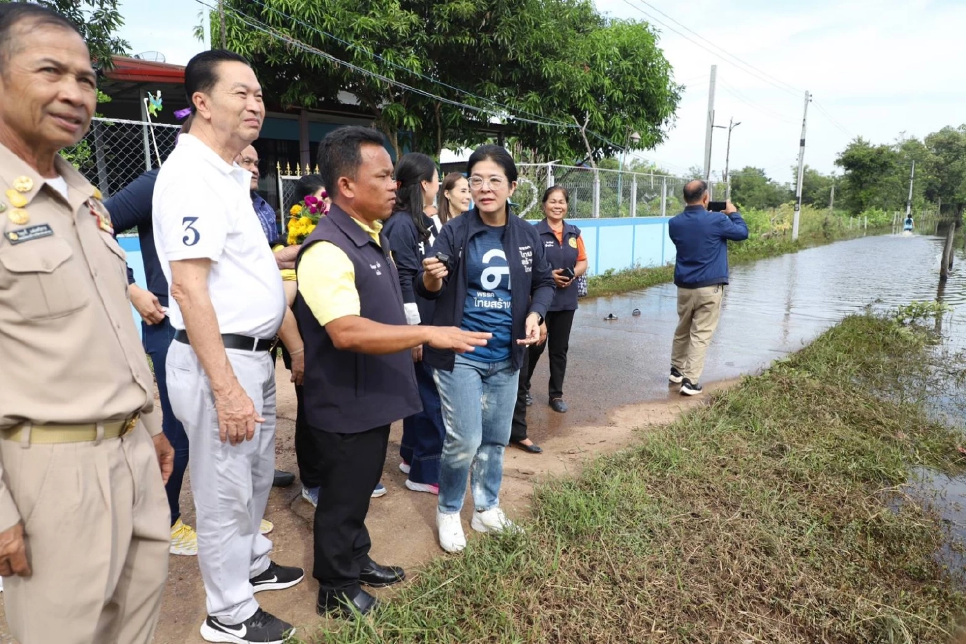 "สุดารัตน์" นำทีม ลุยน้ำให้กำลังใจ มอบถุงยังชีพผู้ประสบอุทกภัย จ.อุดรธานี
