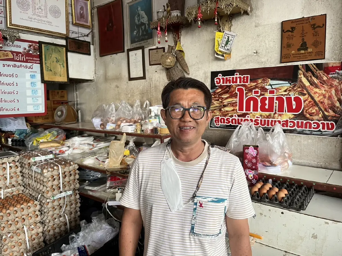 นายไพโรจน์ แดงพูลผล เจ้าของร้านศูนย์ไข่เมืองเลย
