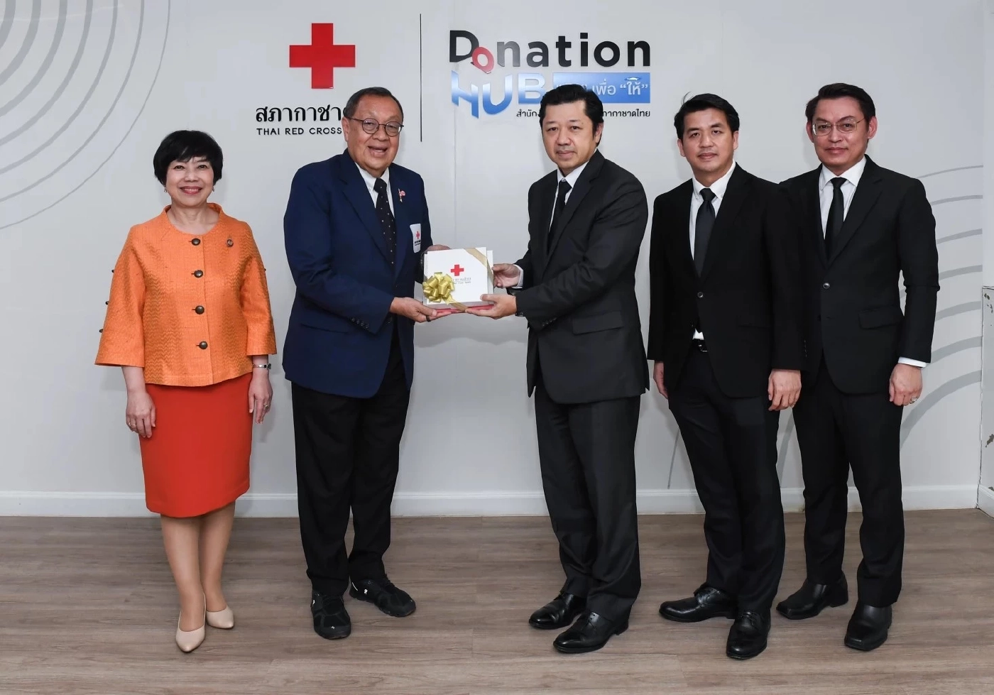 ครอบครัวเจียรวนนท์-ผู้ร่วมทำบุญ ทูลเกล้าฯถวายเงิน 80 ล้านบาท เพื่อการแพทย์ รพ.จุฬาฯ