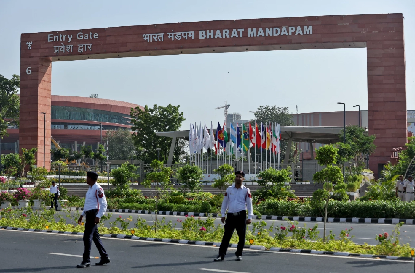 ตำรวจรักษาความปลอดภัยด้านนอก Bharat Mandapam สถานที่จัดการประชุมจี20