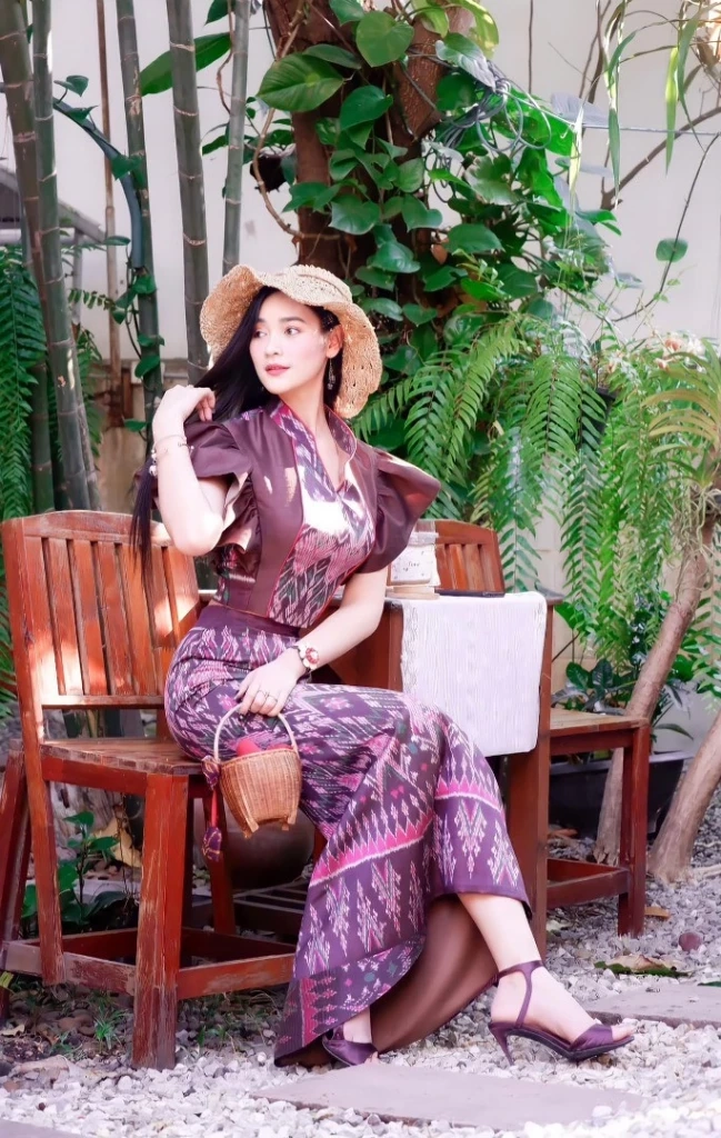 รู้จัก สาวสวยหัวใจไทย นางเอกหมอลำเพชรบ้านแพง "อ๋อมแอ๋ม" ละมัย แสงทอง  