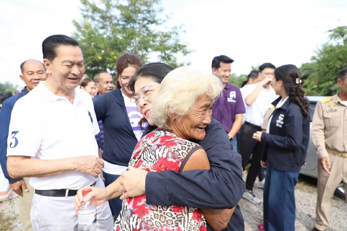"สุดารัตน์" นำทีม ลุยน้ำให้กำลังใจ มอบถุงยังชีพผู้ประสบอุทกภัย จ.อุดรธานี