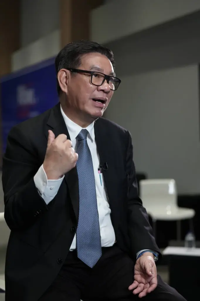 สมชัย ศรีสุทธิยากร  อดีตกรรมการการเลือกตั้ง ( กกต.)