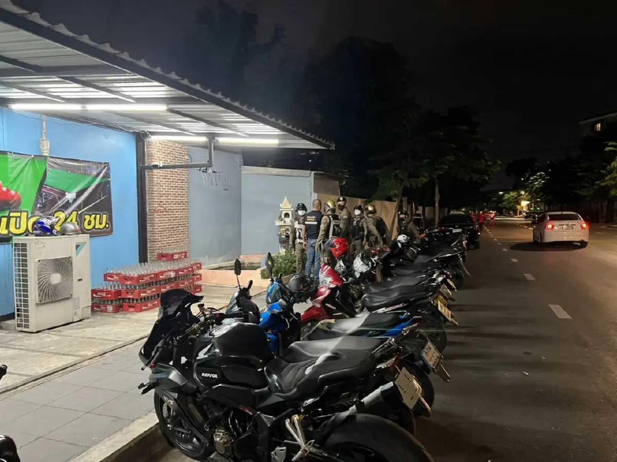 ตร.สนธิกำลังบุกทลายบ่อนไฮโล ภายในโต๊ะสนุก ย่านลาดพร้าว รวบผีพนัน 17 คน