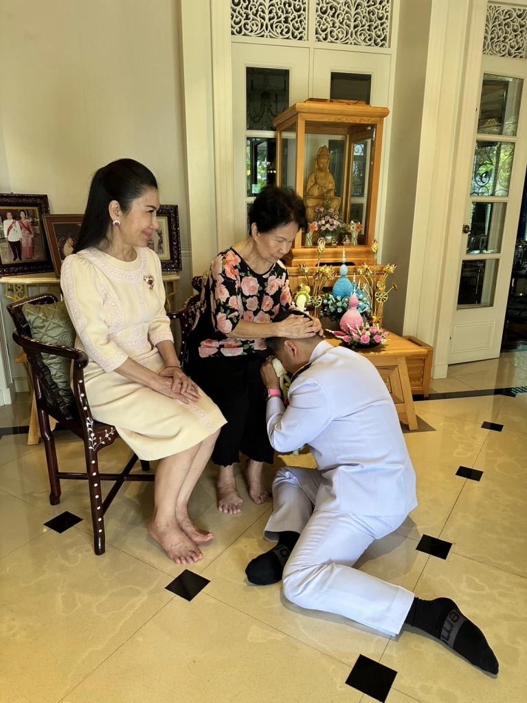 วราวุธ ขอพรแม่-พี่สาว ก่อนเริ่มงานใหม่ รมว.พัฒนาฯ