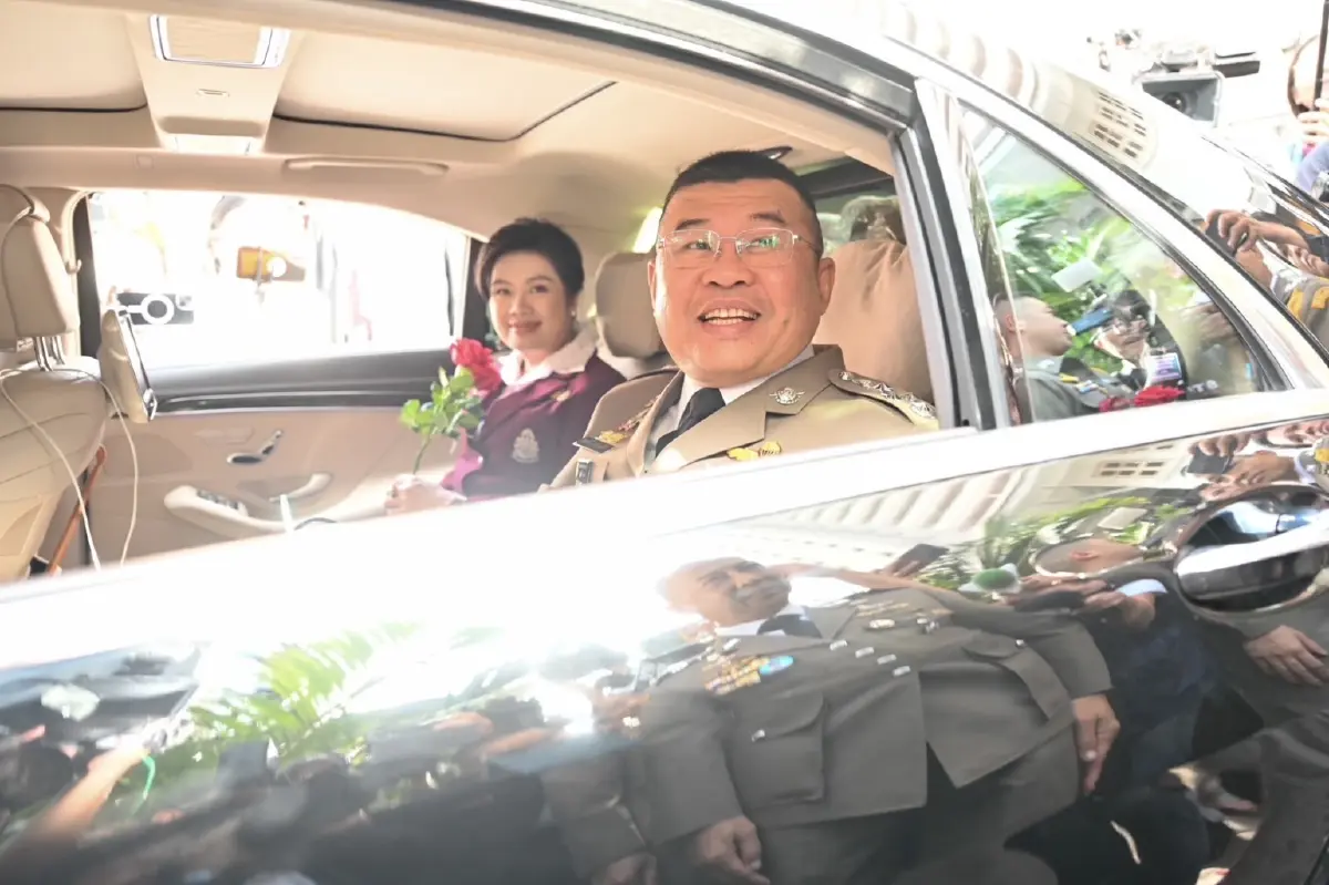 "บิ๊กเด่น" อำลาตำแหน่งชื่นมื่น "รองต่อศักดิ์" กราบตัก ผบ.ตร.ส่งขึ้นรถ