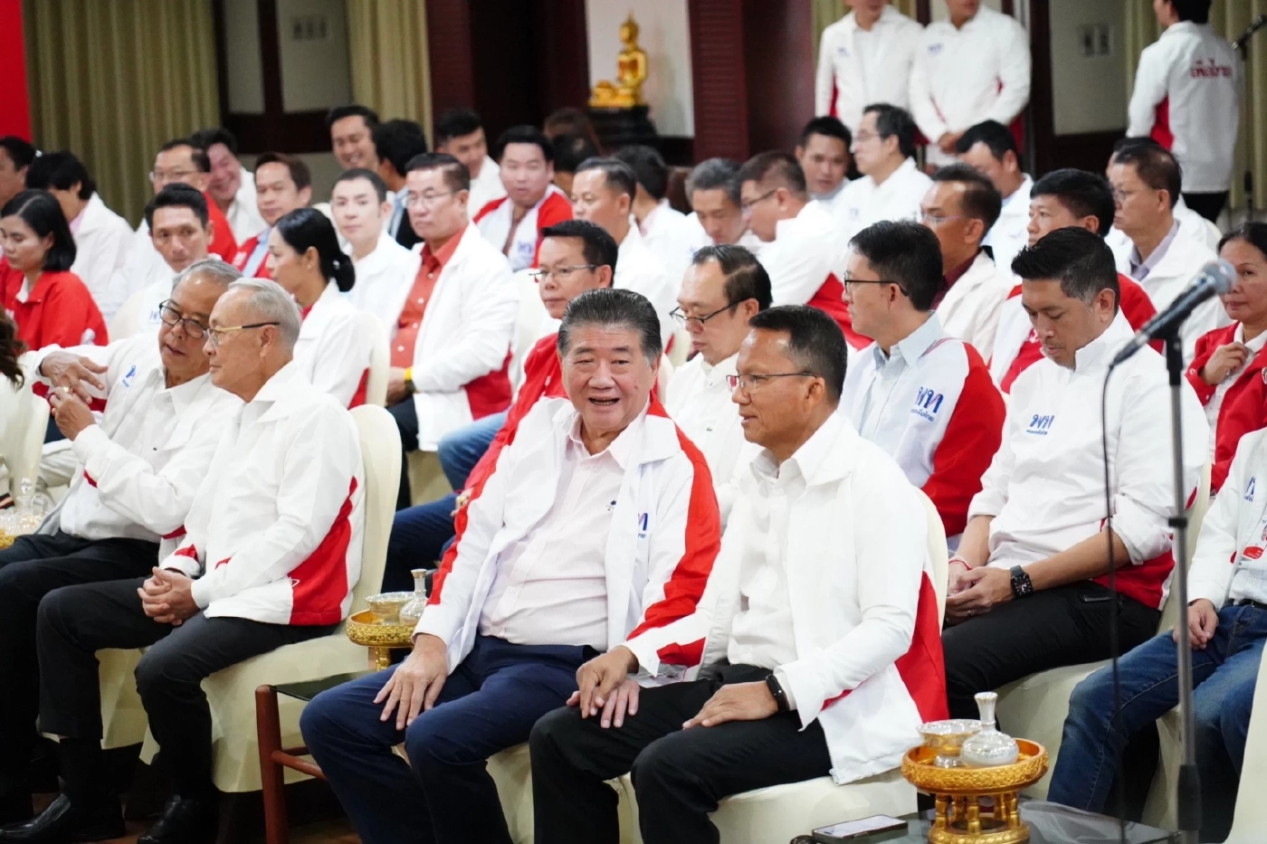 "อุ๊งอิ๊งค์" นำสมาชิกเพื่อไทย ทำบุญครบรอบ 16 ปี ก่อตั้งพรรค