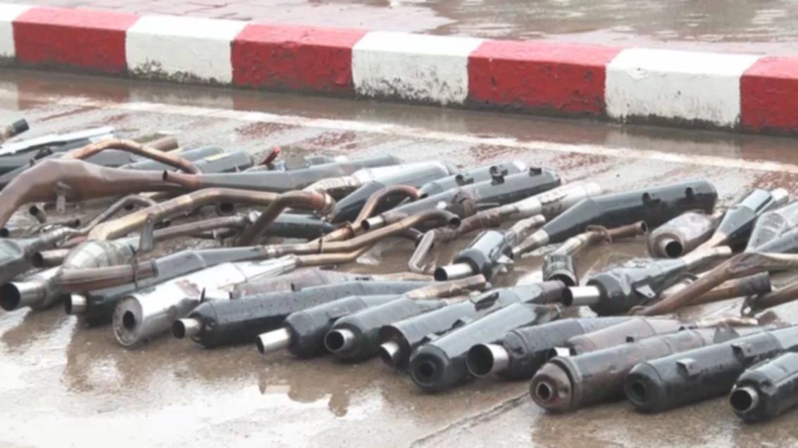 ตร.กาฬสินธุ์ เอาจริง คุมเข้ม "เด็กแว้น" ยึดท่อ จยย.เสียงดังผิดกฎหมาย 554 ชิ้น