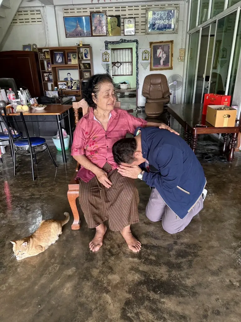 ทวี สอดส่อง ก้มกราบ-รับพรจากคุณแม่ หลังได้รับโปรดเกล้าฯ นั่งรมว.ยุติธรรม  