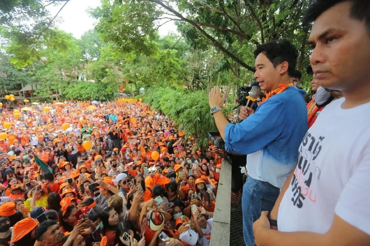 แฟ้มภาพ  พรรคก้าวไกล  โดยนายพิธา  ลิ้มเจริญรัตน์  หัวหน้าพรรค พบปะพี่้น้องประชาชน หลังได้รับชัยชนะเลือกตั้ง 