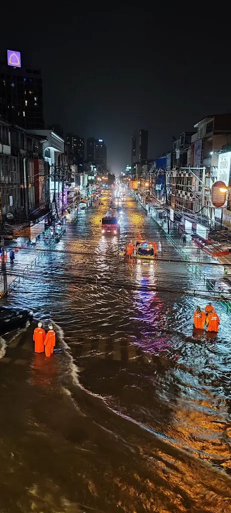 ด่วน! ฝนถล่มหนัก ทำ กทม. จมบาดาล หนักสุดย่านพระโขนง (มีคลิป)