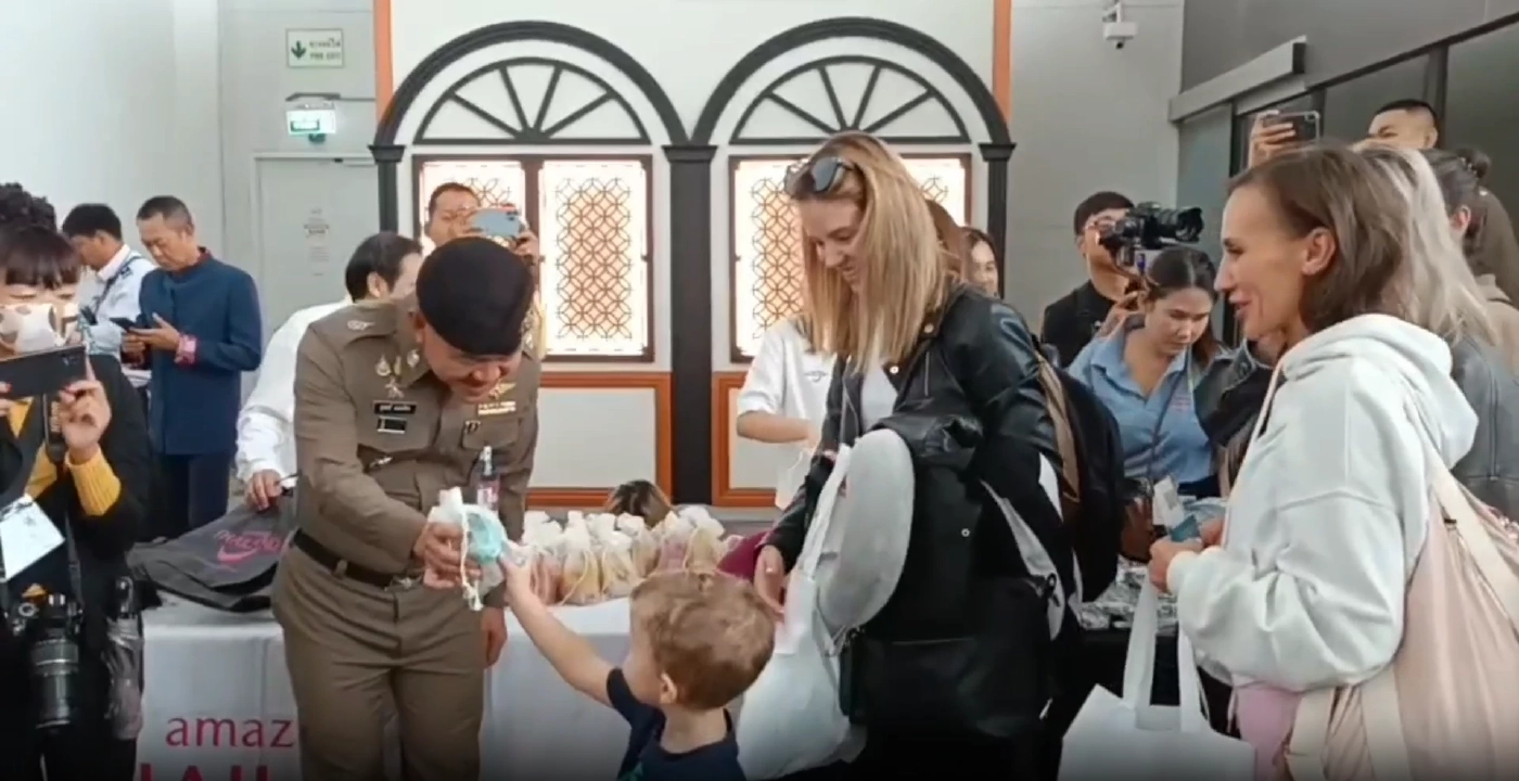 เที่ยวบินแรกนทท.ฟรีวีซ่า "คาซัคสถาน-จีน" ถึงภูเก็ตแล้ว