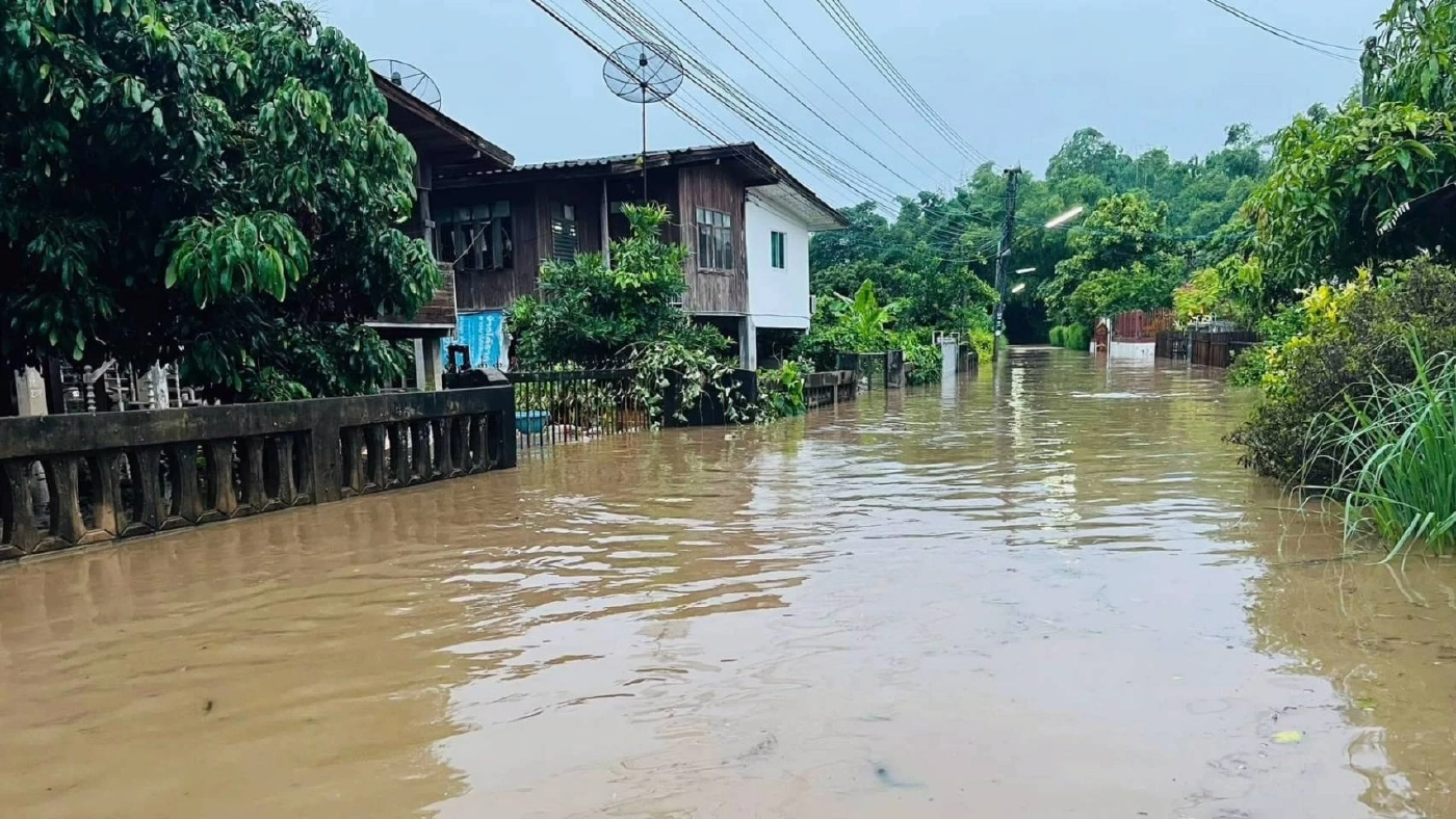 ฝนถล่มหนัก "น้ำป่าดอยอินทนนท์" ไหลทะลักท่วมบ้าน ปชช. ใน อ.จอมทอง (มีคลิป)