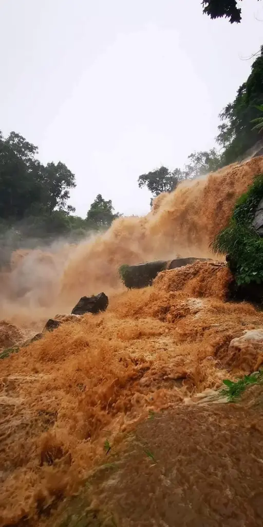 ฝนถล่มดอยอินทนนท์ น้ำป่าทะลัก "น้ำตกแม่กลาง" เตือน 2 ชุมชนเฝ้าระวัง