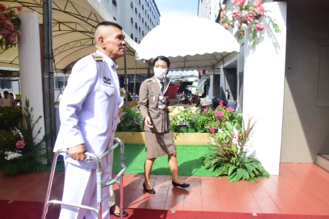 รอง สวป. ใช้วอคเกอร์เดินลอดซุ้มกระบี่วันเกษียณ ฝากรุ่นน้องรักษาความไม่ประมาท