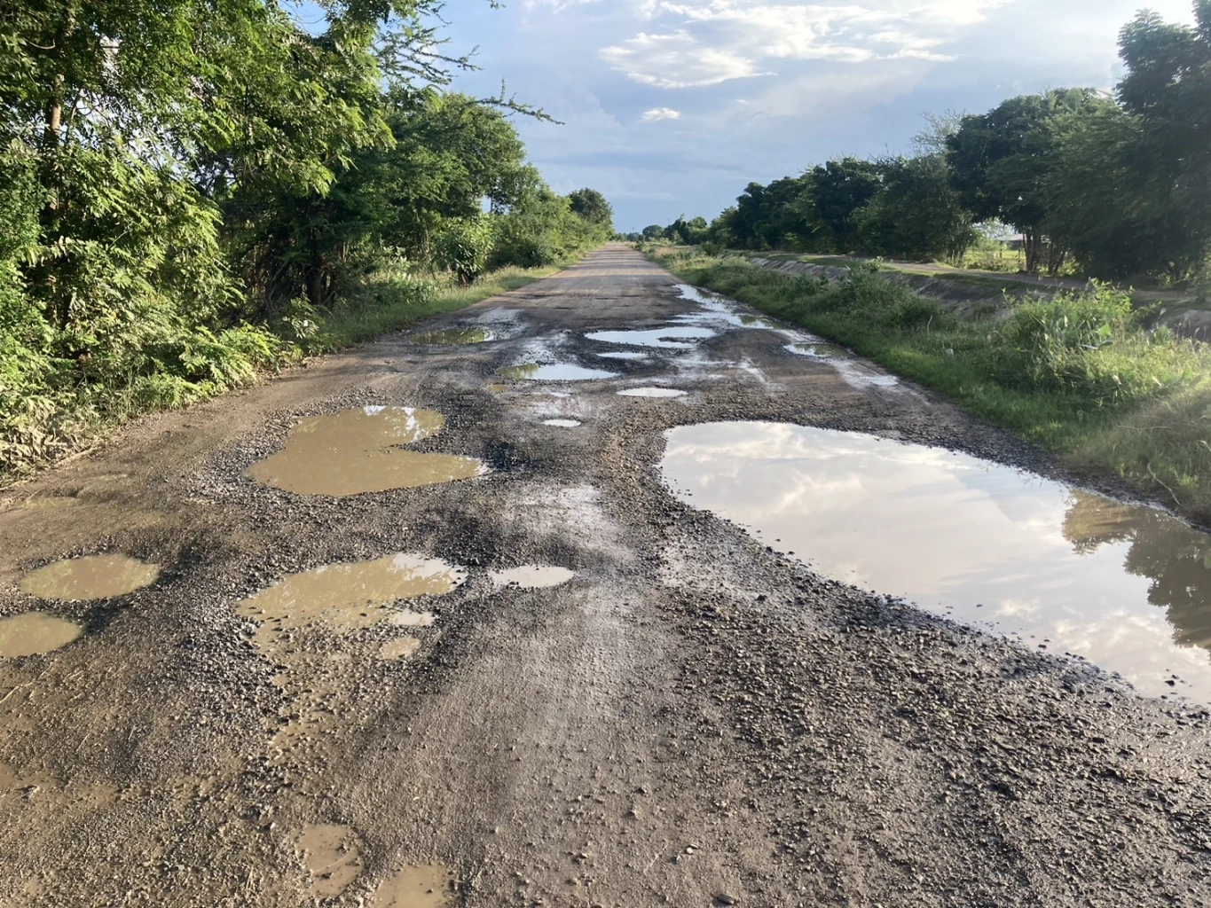 ชาวบ้านโคราชร้อง "ถนนโลกพระจันทร์" ทำเดือดร้อนหนัก วอนหน่วยงานเร่งแก้ไข
