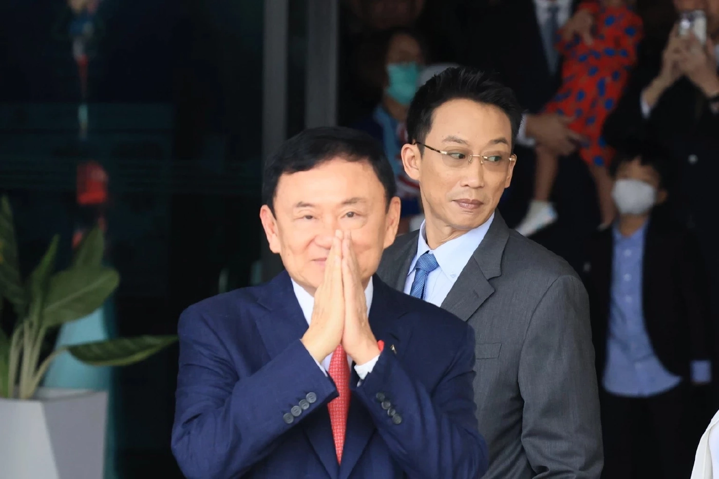 เพจดังเฉลยแล้ว ทำไม "คุณหญิงพจมาน" ไม่ได้มาเยี่ยม "ทักษิณ" หลังถูกหามส่งรพ.